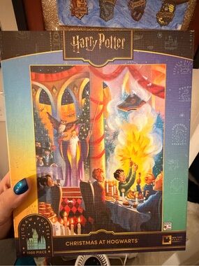 Warner Bros. Harry Potter Christmas at Hogwarts Puzzle - Blue, Gold, Red